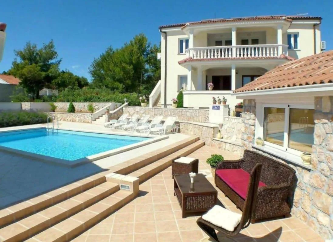 tribunj - iznimna apartmanska kuća s predivnim vrtom i bazenom - slika 10