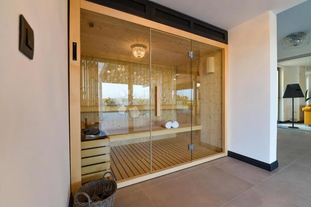 luksuzna vila s dodatnom kućicom, bazenom i teniskim terenom! - slika 26