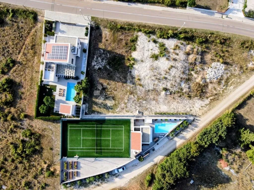kuća s bazenom i teniskim terenom – rijetkost na tržištu! - slika 12