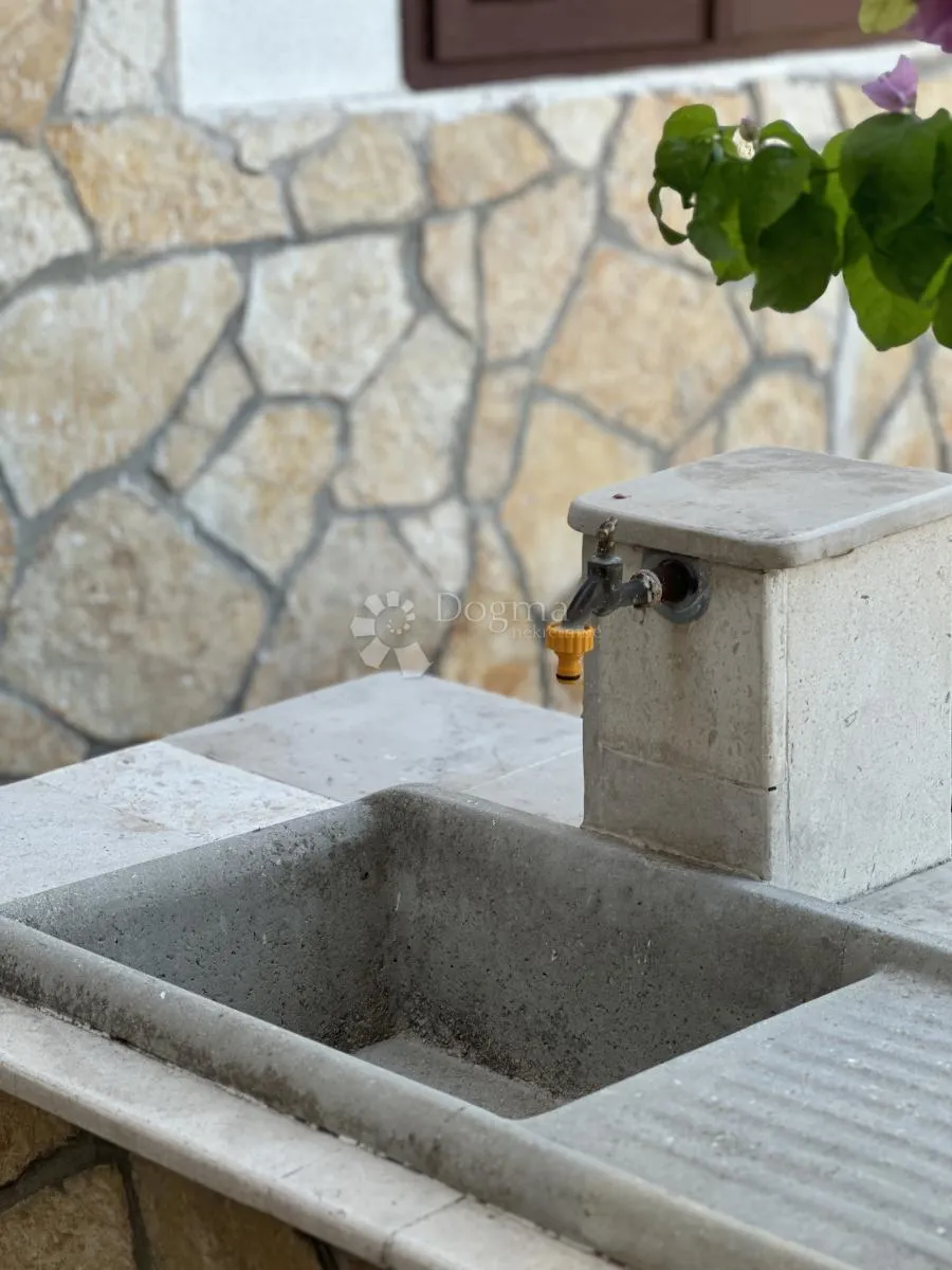 kuća s velikim potencijalom, prvi red do mora, tisno - slika 7