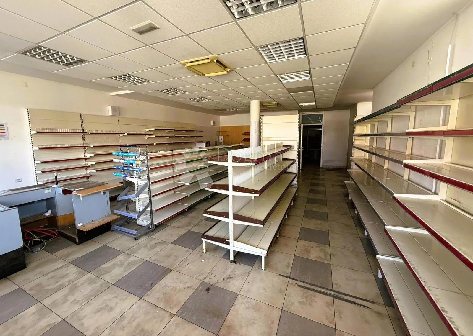 prostrana poslovna zgrada - idealna za restoran, trgovinu i događanja - slika 22