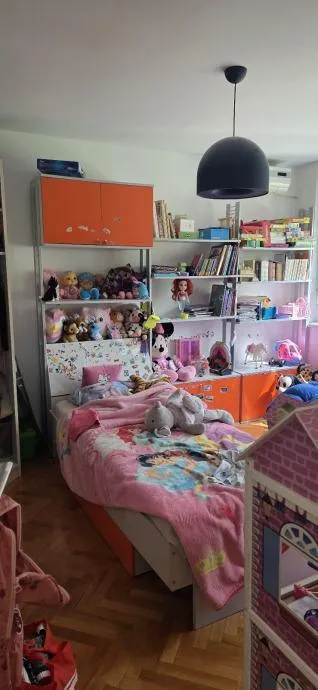 prostran 5-sobni stan s balkonom i loggiom – mirna lokacija, studentski grad - slika 13