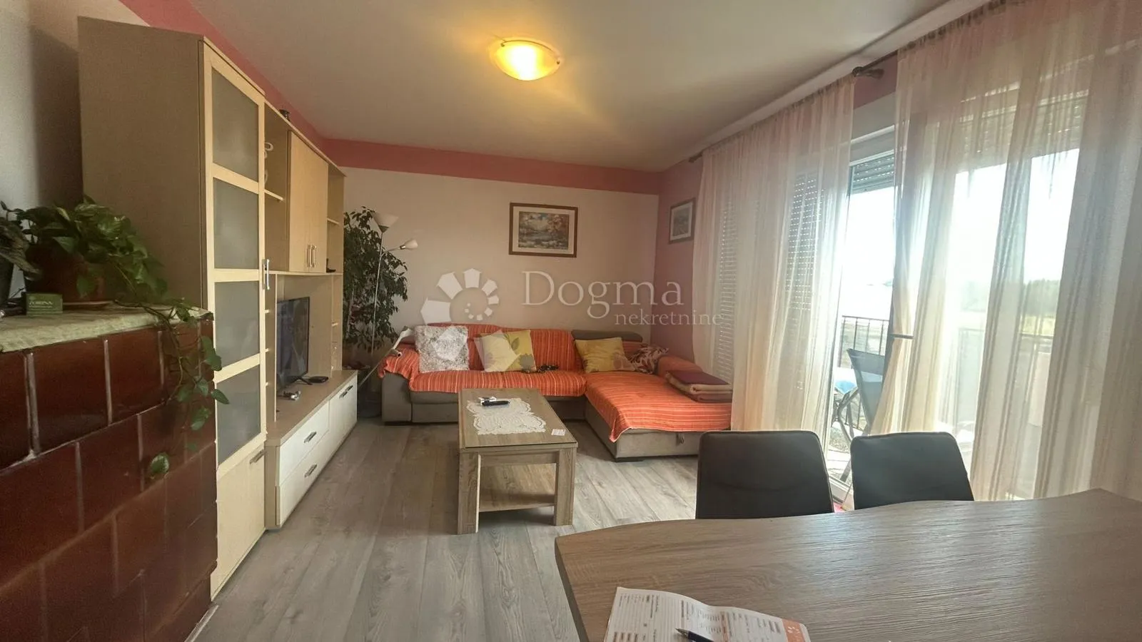 dvosobni stan na izvrsnoj lokaciji u puli – svega 100 metara od centra grada - slika 1