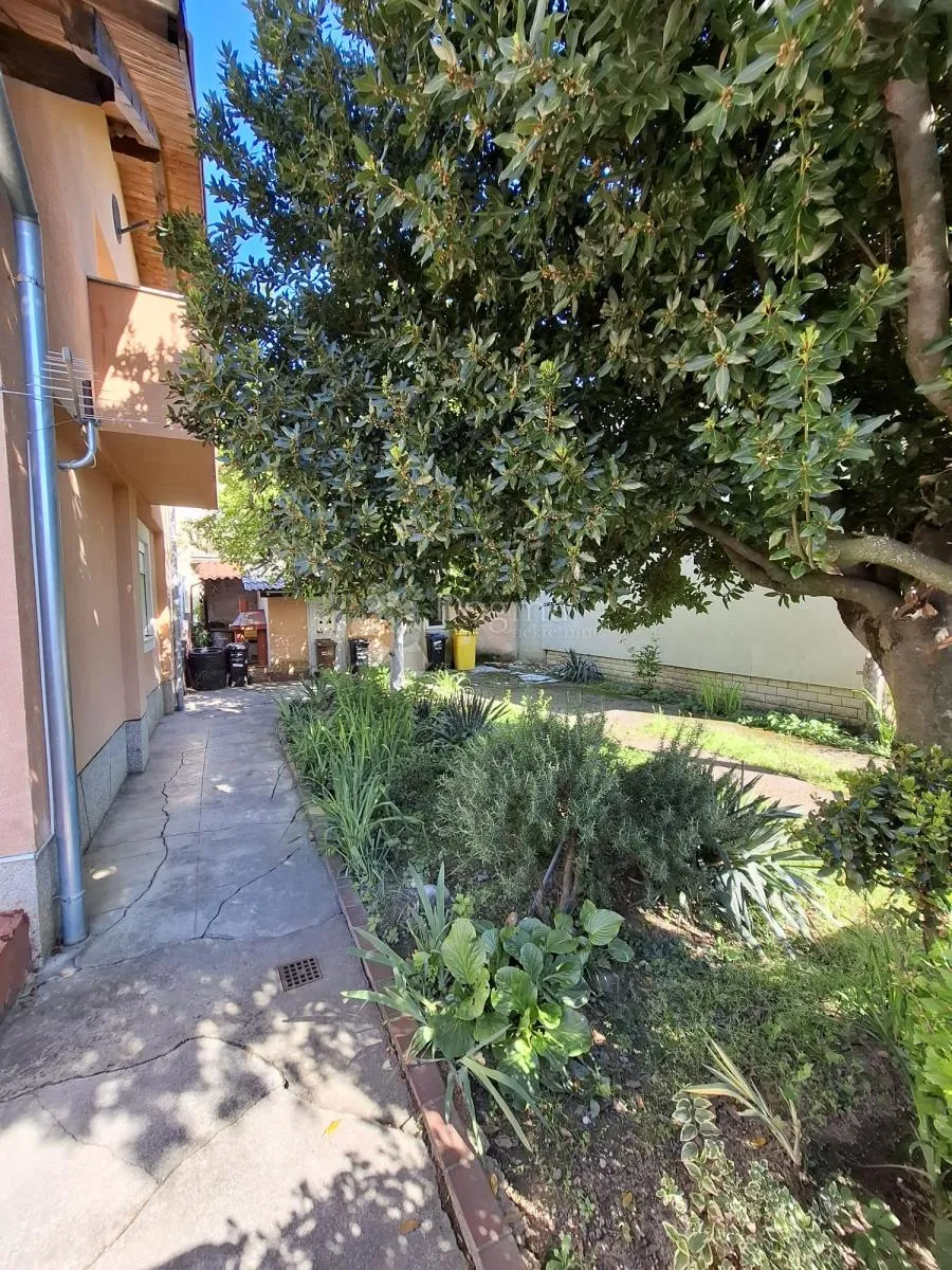 kuća s dvorištem vrapče, parcela 240 m², 2 cjeline - slika 2