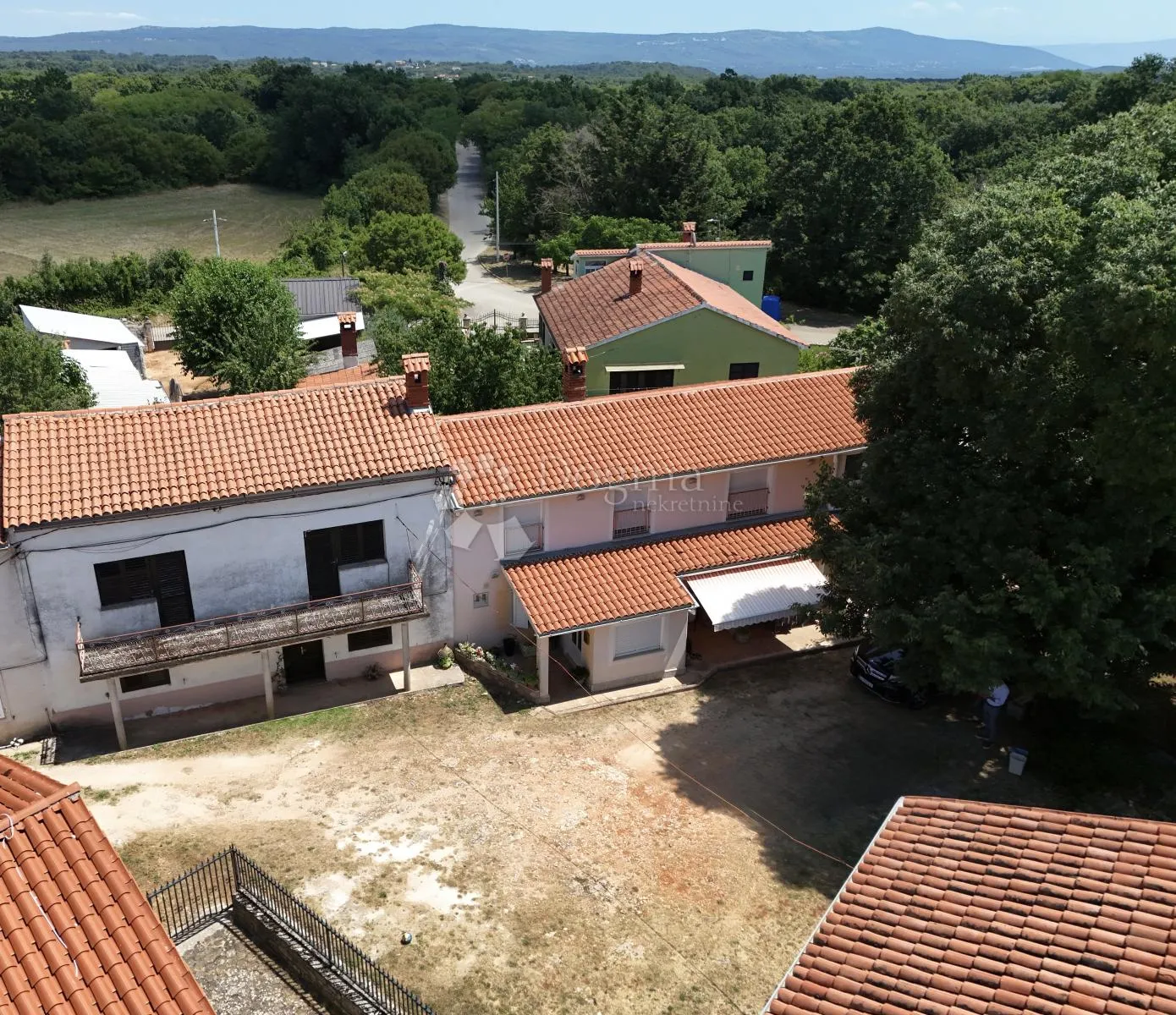 mali istarski raj-imanje: nova kuća,kuća za obnovu, konoba, garaža i terasa ispod stoljetnog drveta - slika 18