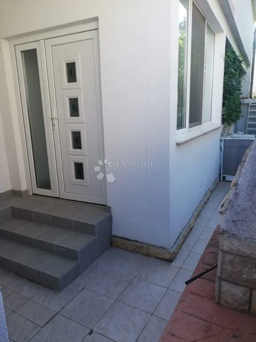 kuća blizu mora sa tri stana - slika 2