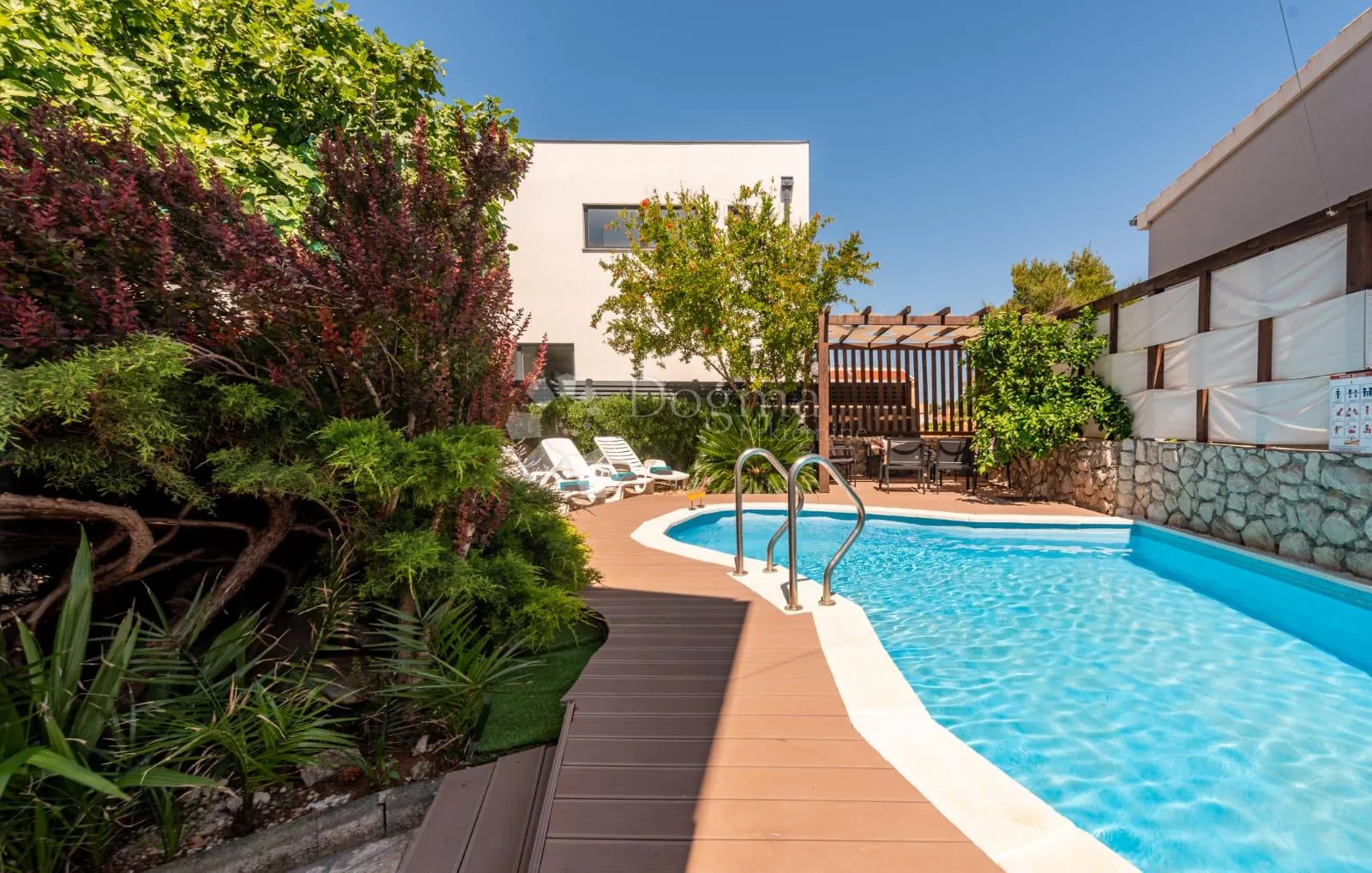 tri apartmana s bazenom - slika 72