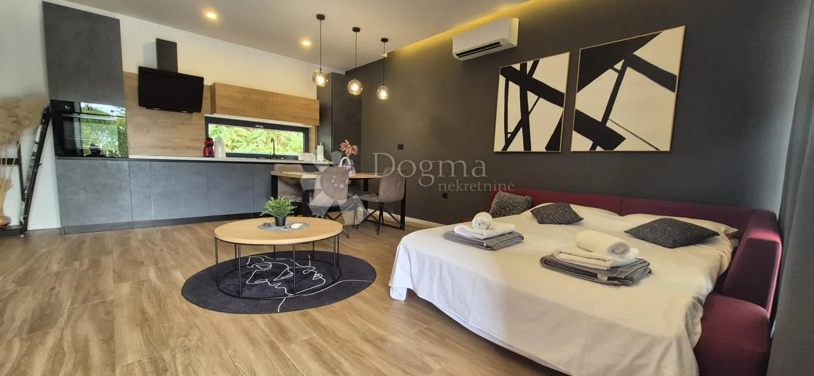kuća sa bazenom i jacuzijem okružena zelenilom - slika 7