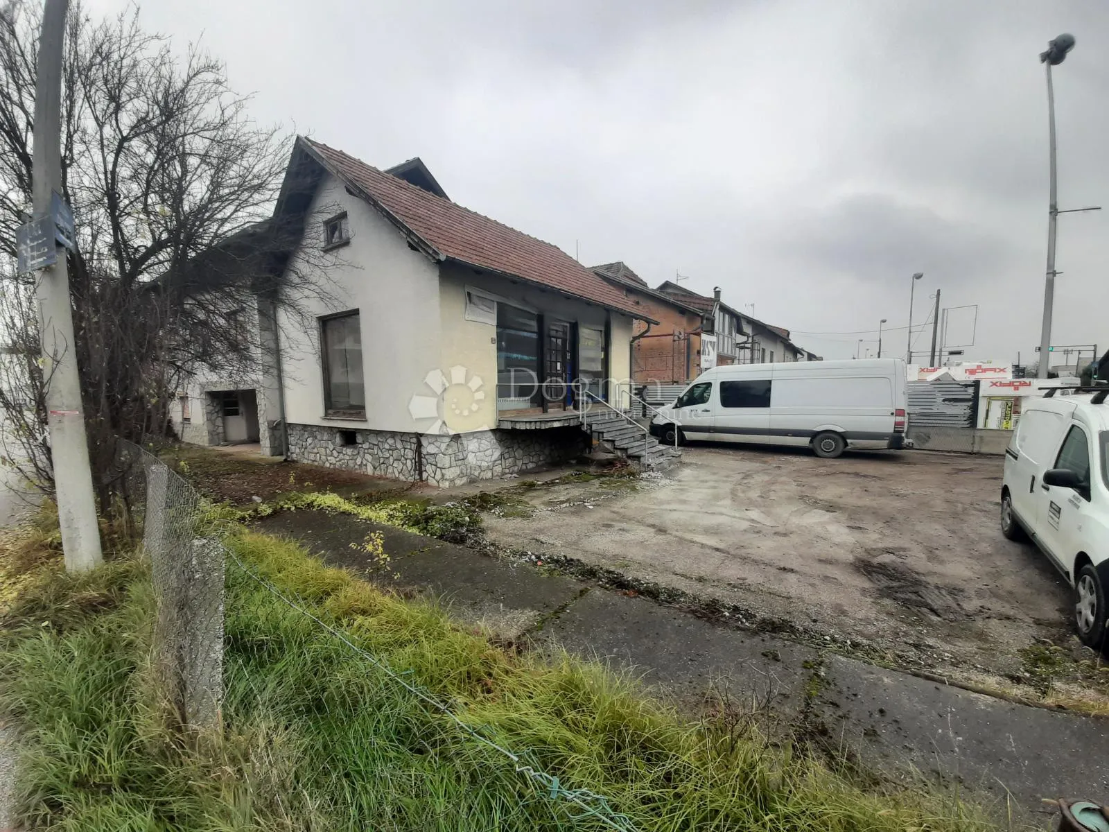 višenamjenska kuća s posl. prostorom- 250m2 + veliki parking - slika 2