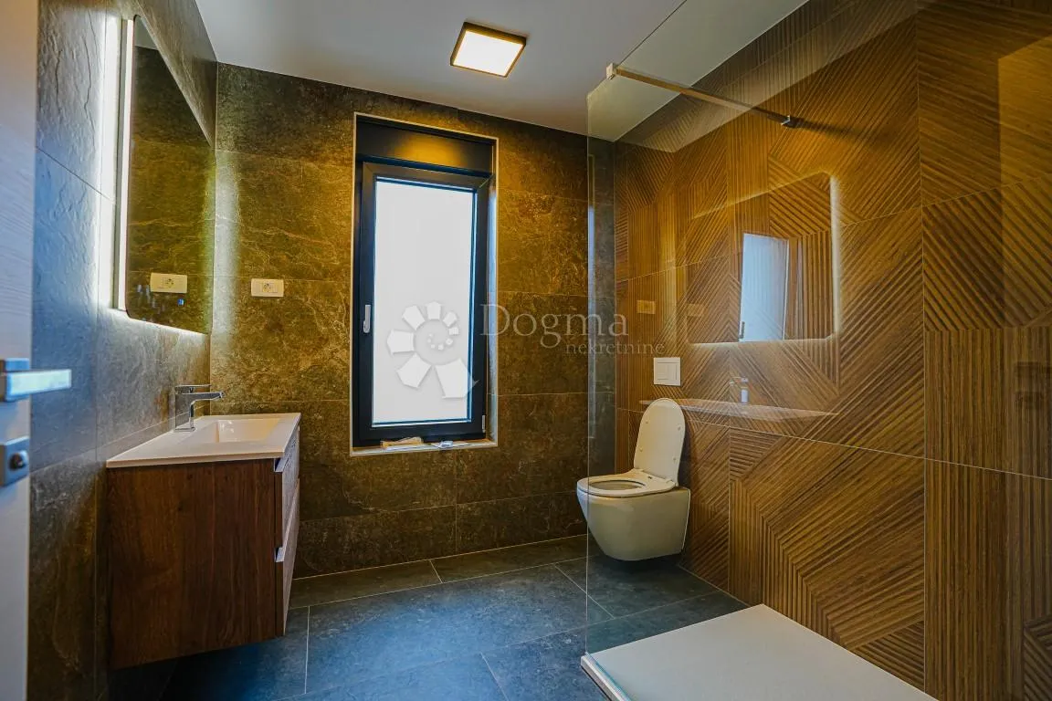 ekskluzivna villa s bazenom - slika 21