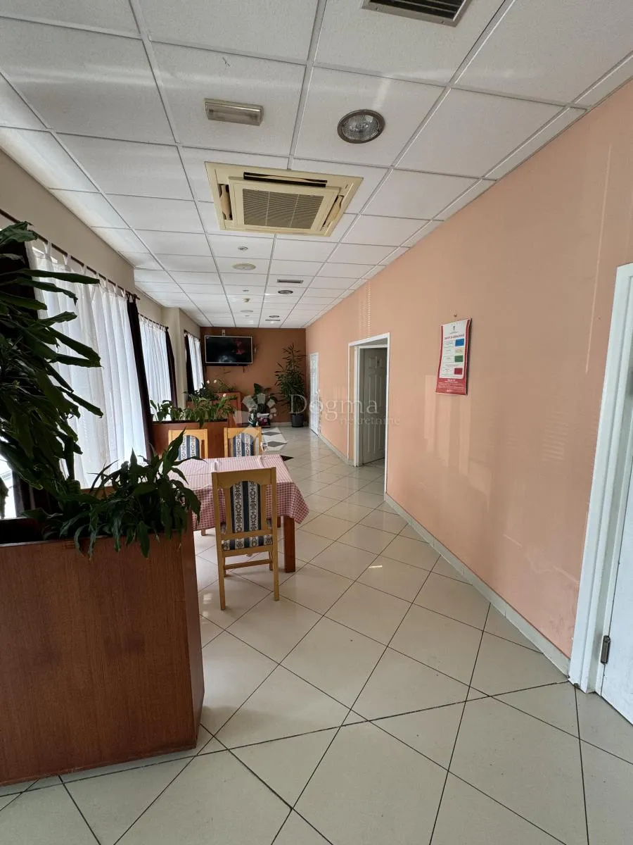 uhodan restoran + veliki parking - slika 4