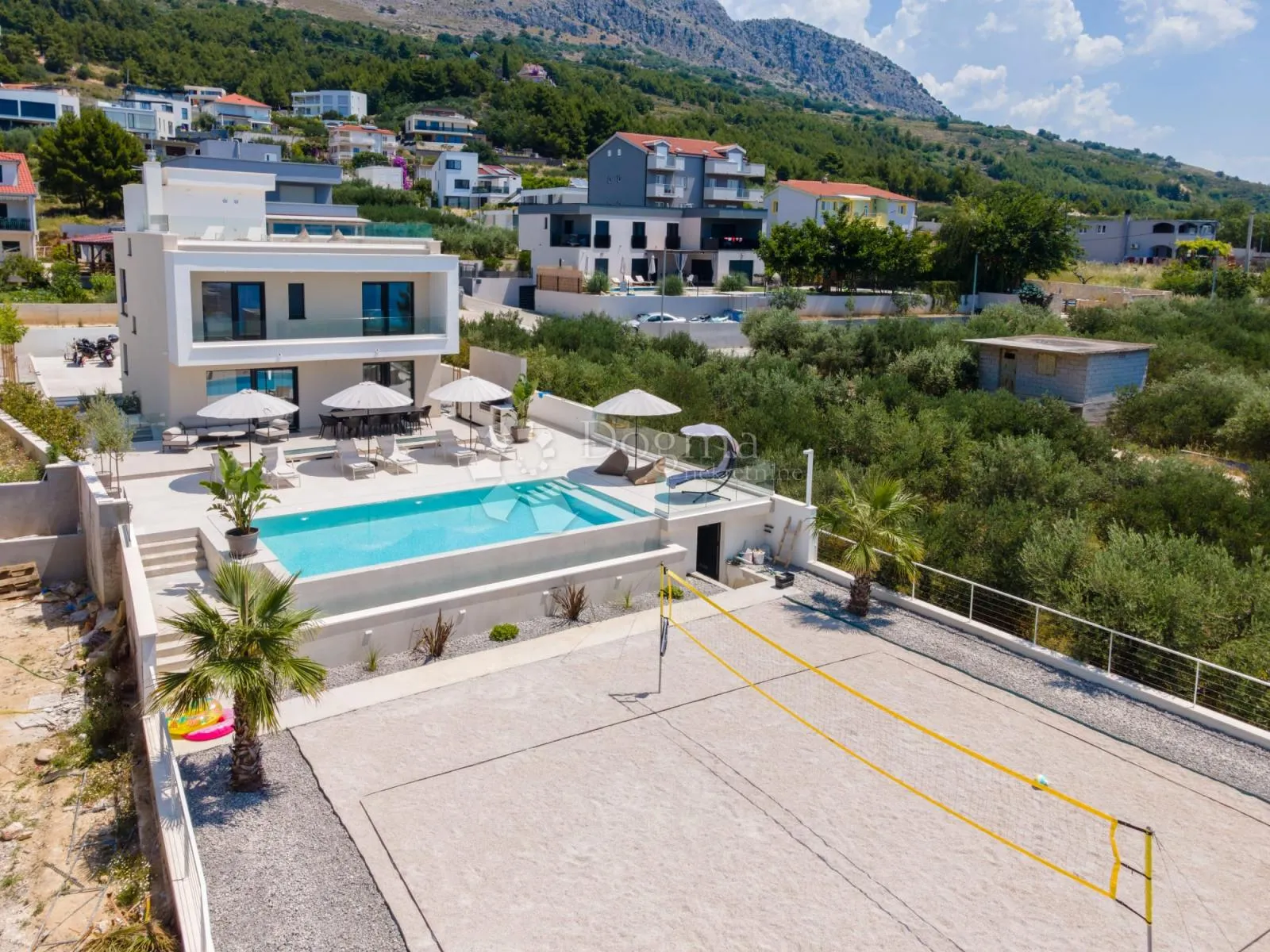 villa sa bazenom i teniskim terenom, podstrana - slika 2