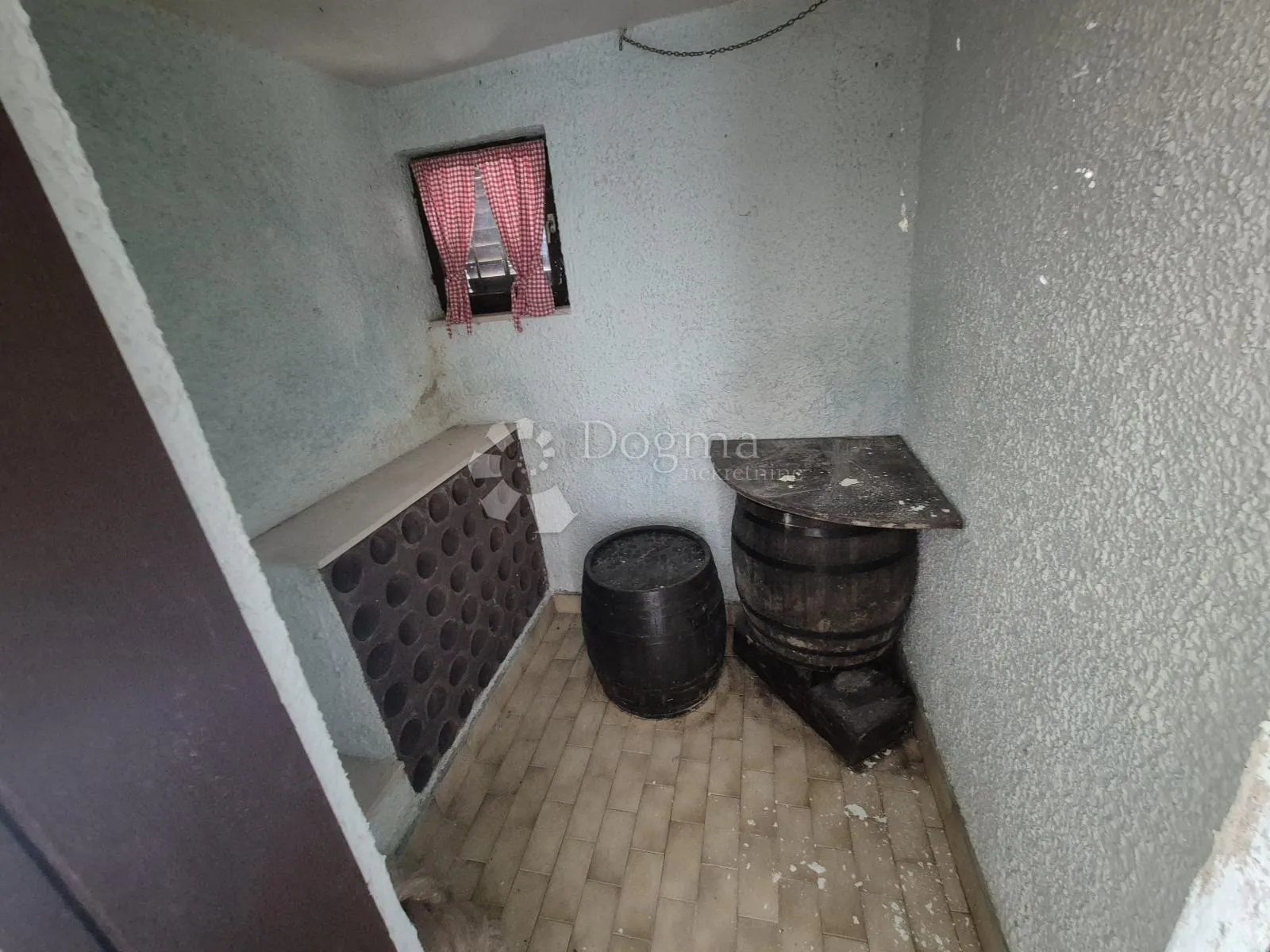 vikendica sa započetom adaptacijom nadomak centra krapine! - slika 17