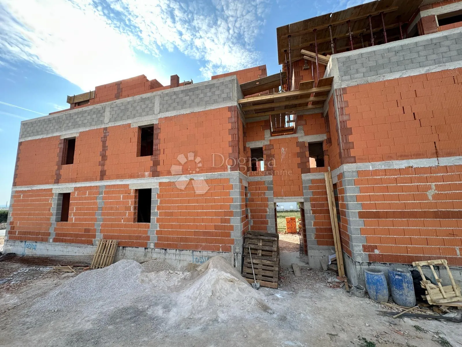 prodaje se dvoetažni stan penthouse sa krovnom terasom vrsi s2 - slika 5