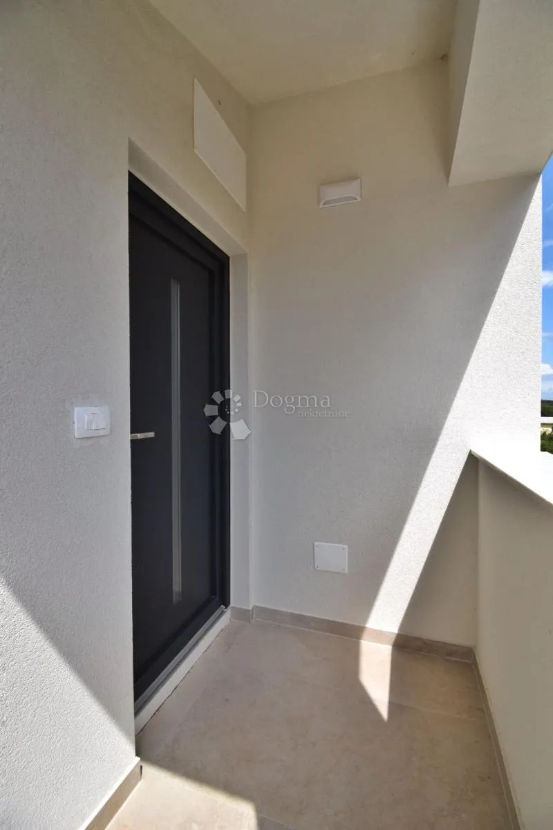 prilika - dva stana + kategorizirani studio apartman! - slika 16