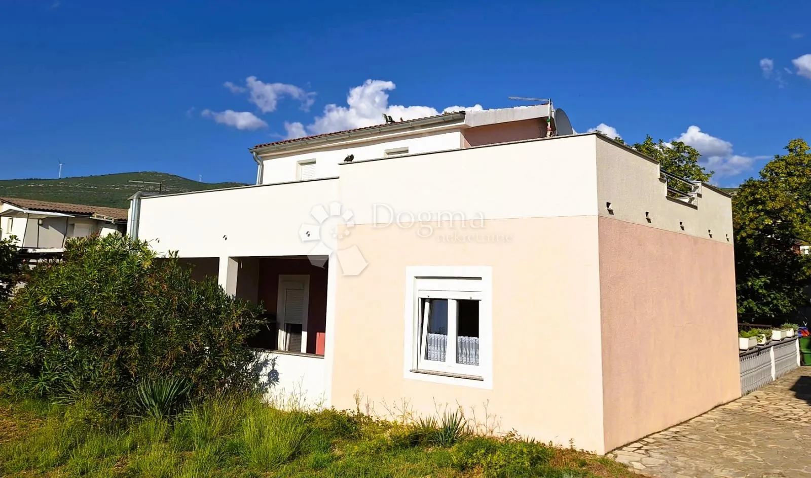 potpuno namještena kuća s tri apartmana - slika 10