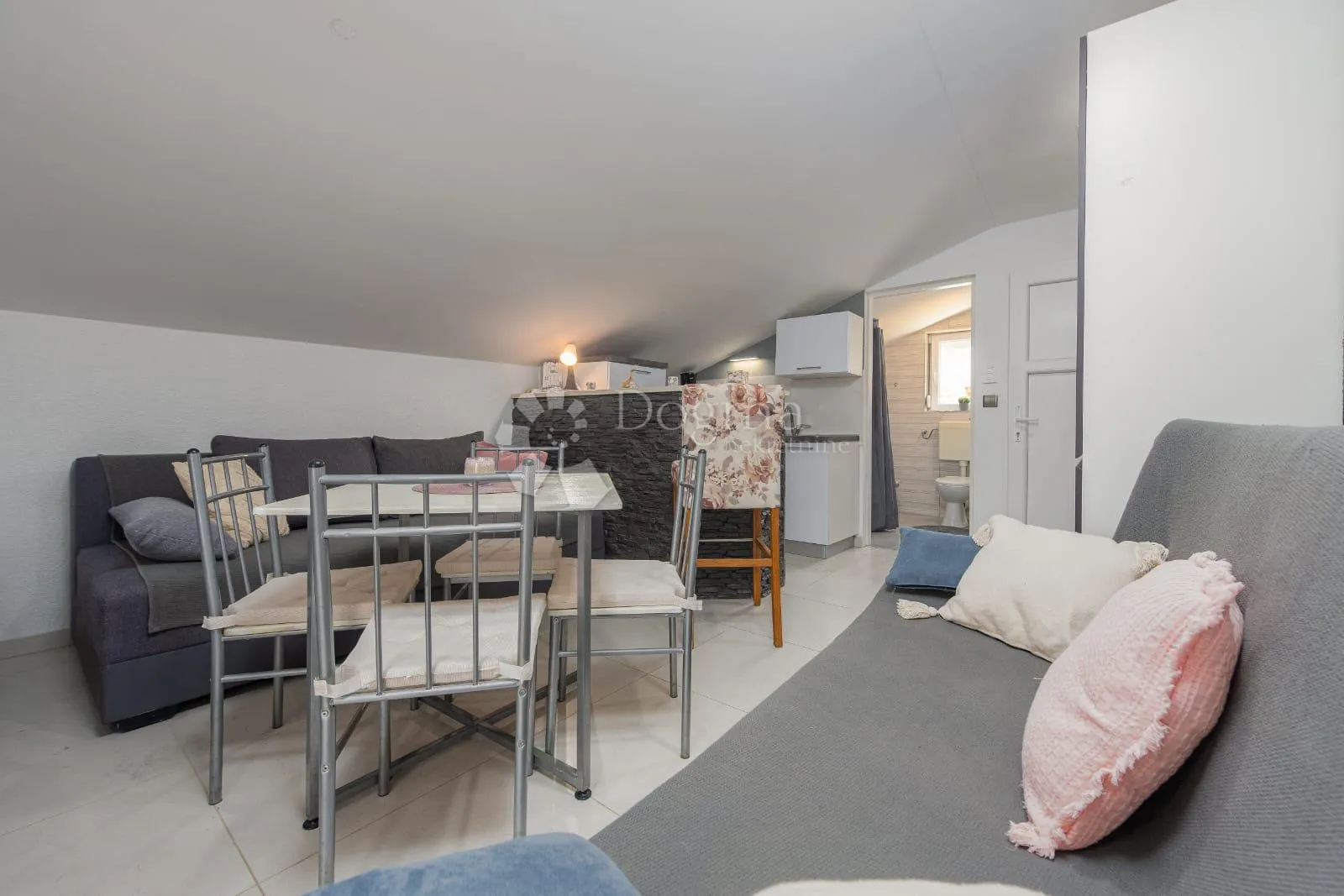 apartman uz more s pogledom namješten - slika 17