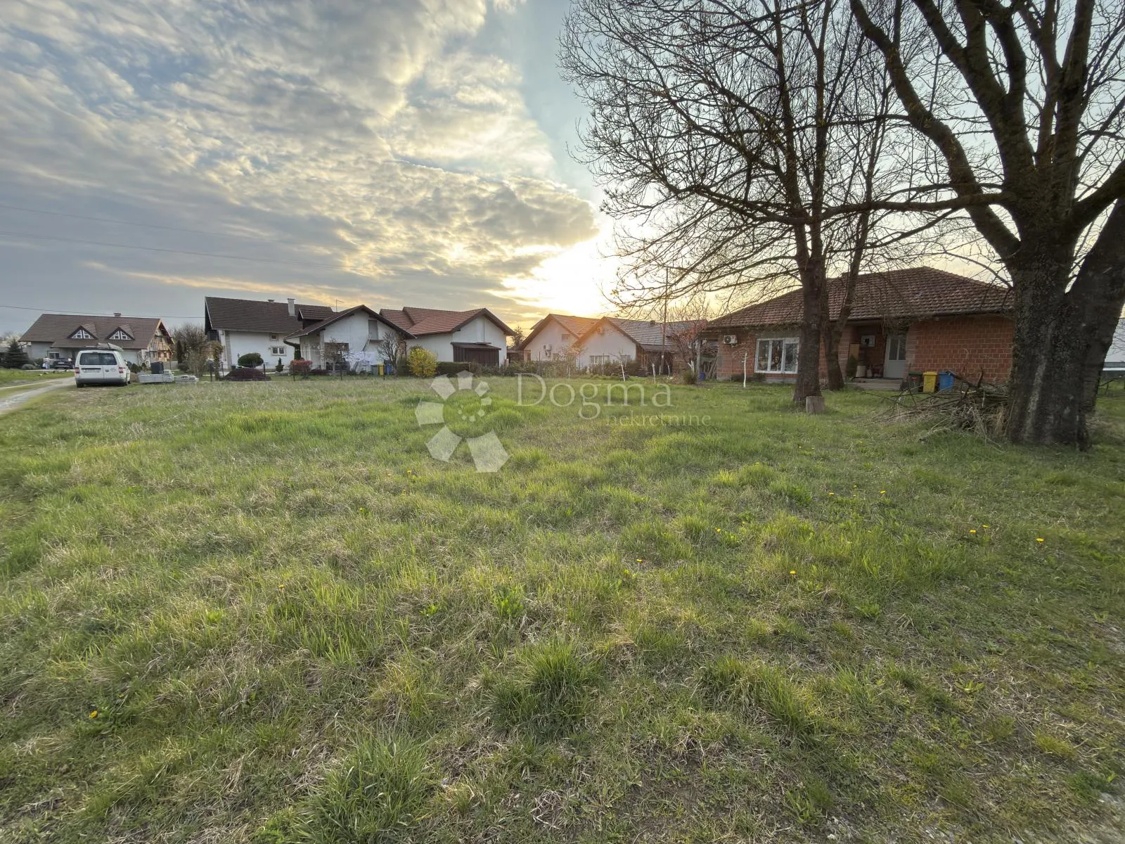 ivanić-grad – građevinsko 654 m² | lidl i centar pješice - slika 2
