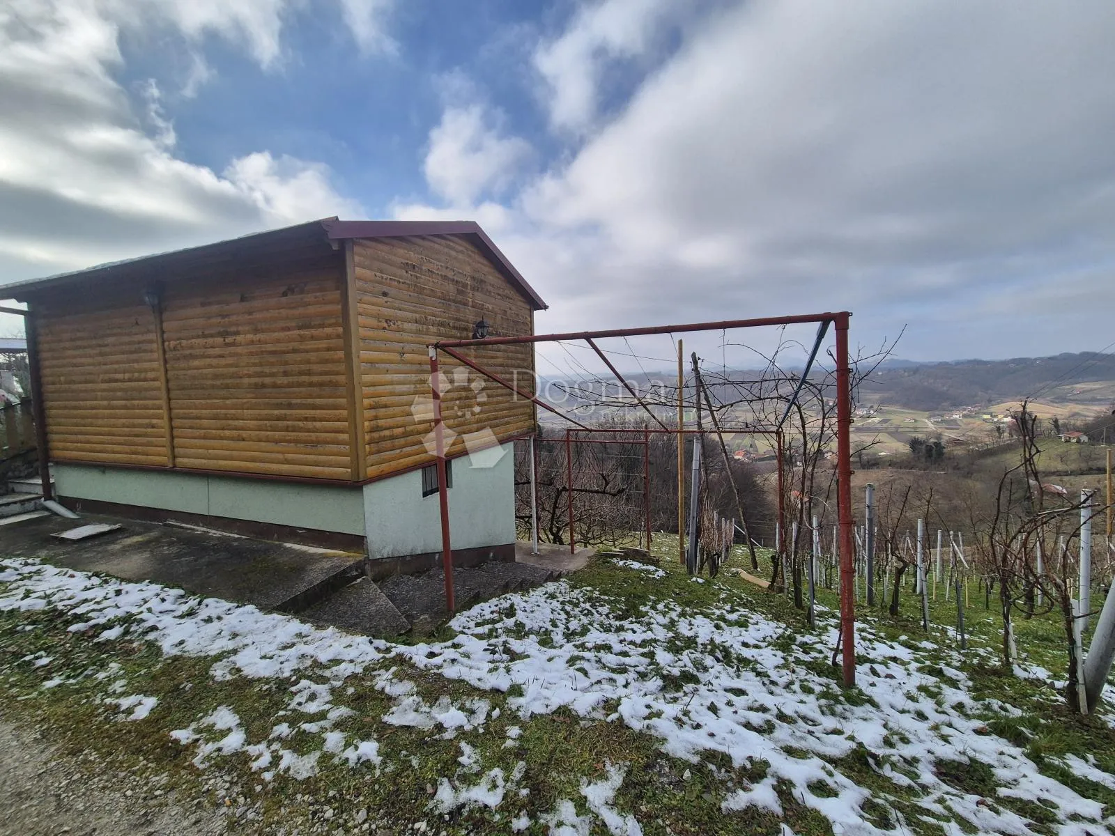 šarmantna vikendica sa voćnjakom i vinogradom na brijegu okruženom dvorcima - slika 2