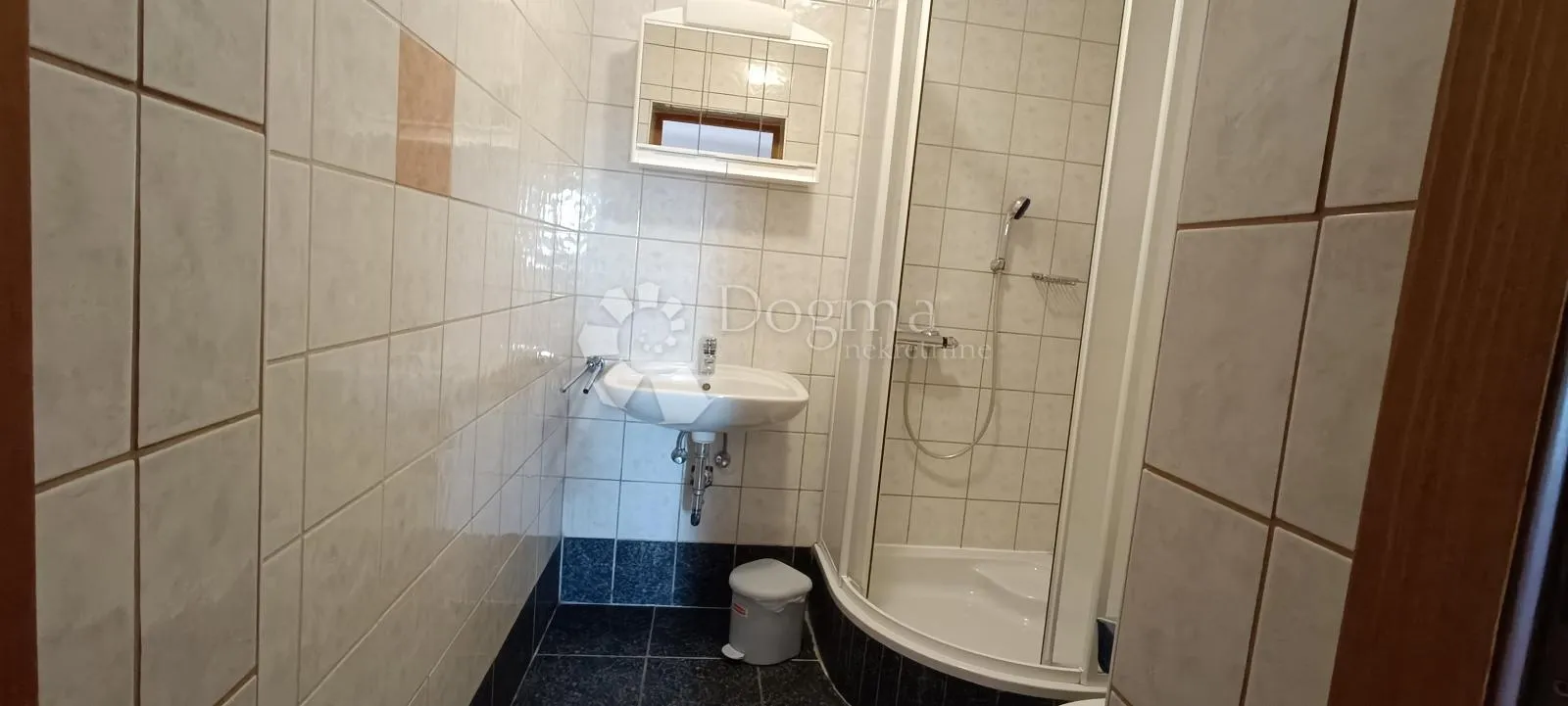 omišalj, kuća sa 9 apartmana - slika 16