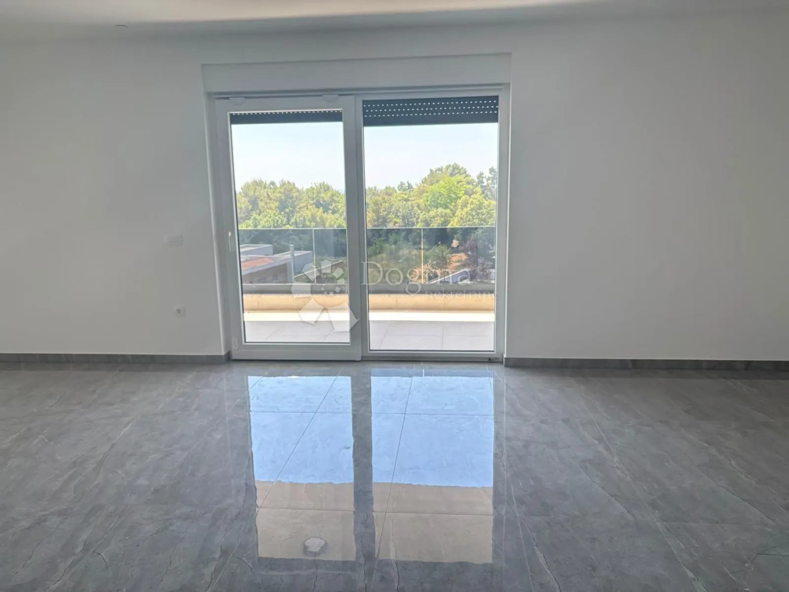 penthouse sa 3ss+db i krovnom terasom 800m od mora - slika 6