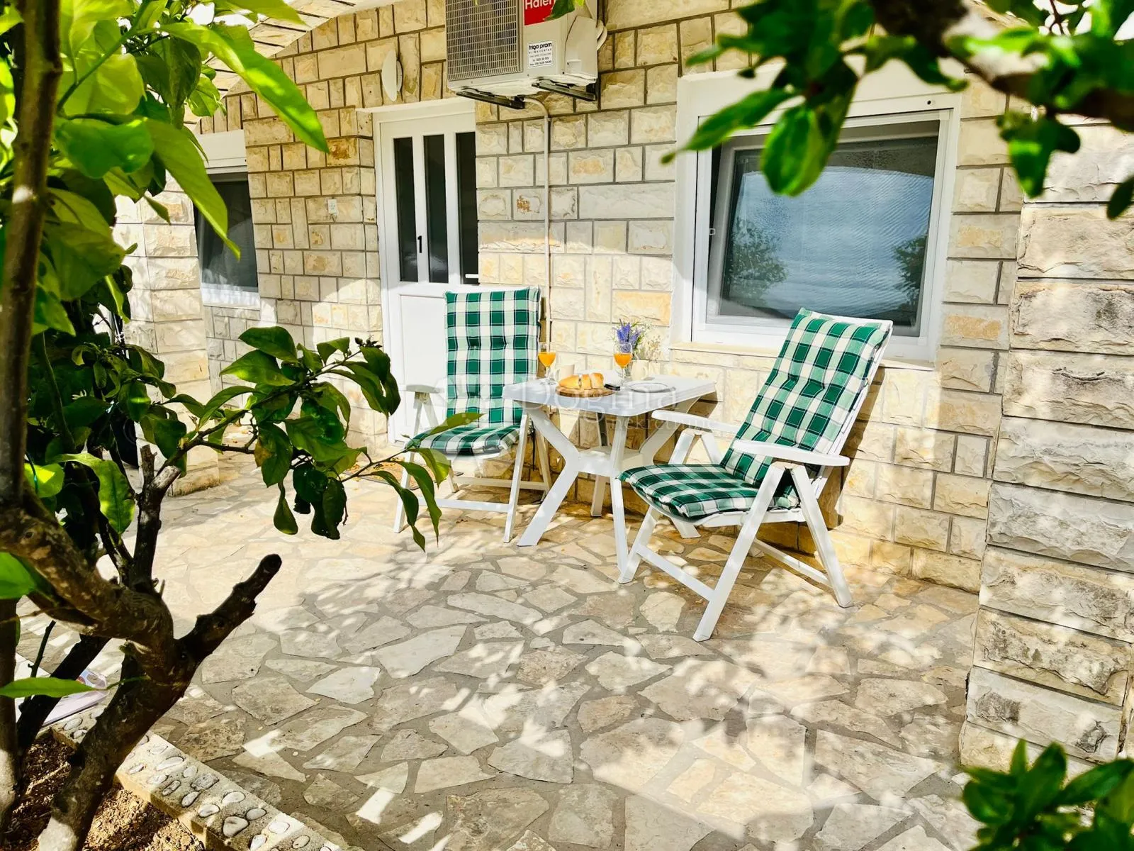 rogoznica- prilika! kuća s 5 apartmana 150m od plaže - slika 6