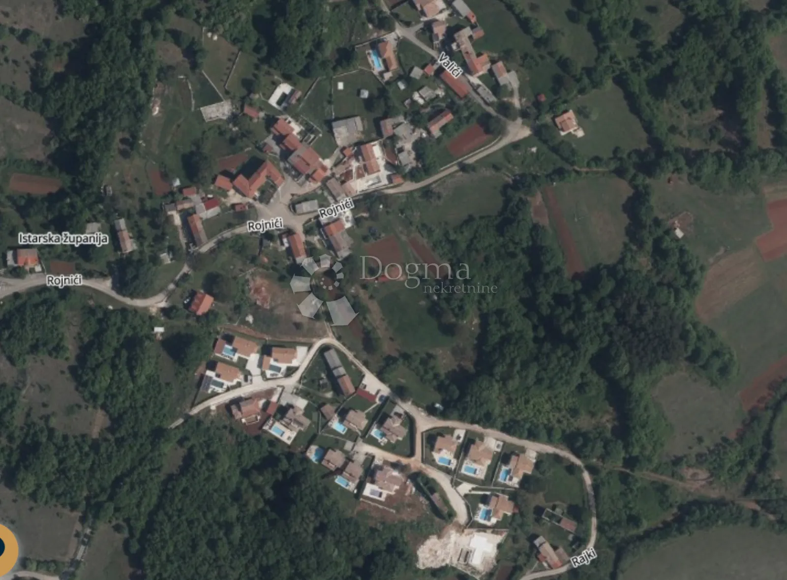 dvije parcele okružene kućama za odmor s bazenima - slika 1