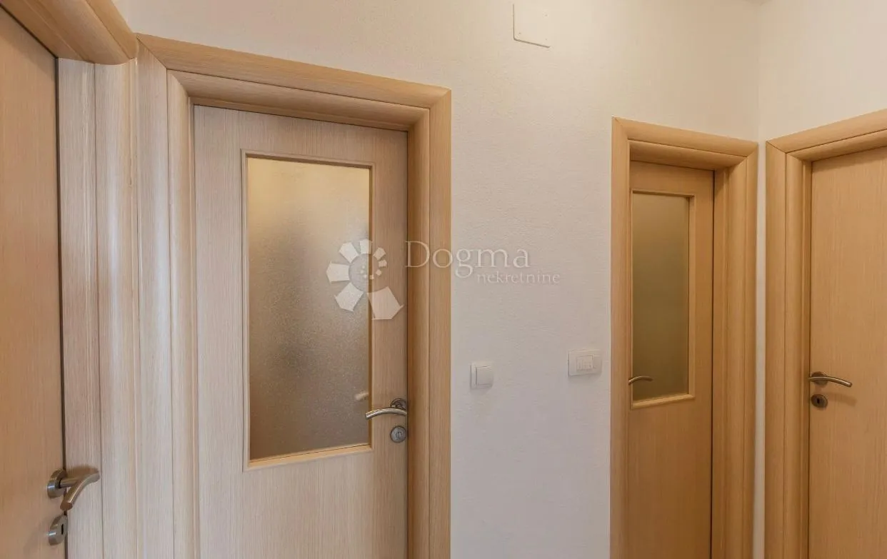dvosobni apartman sa pogledom na more, super lokacija - slika 13