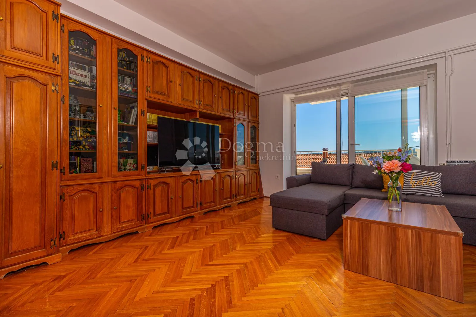 apartman sa galerijom i prekrasnim pogledom na more - slika 9