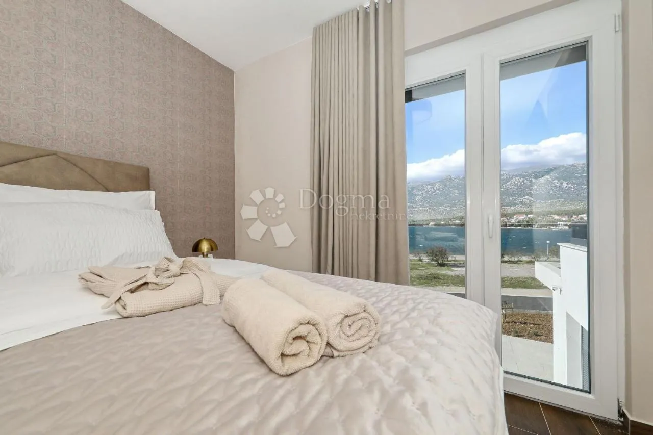 moderna vila s bazenom, prvi red uz more! - slika 26