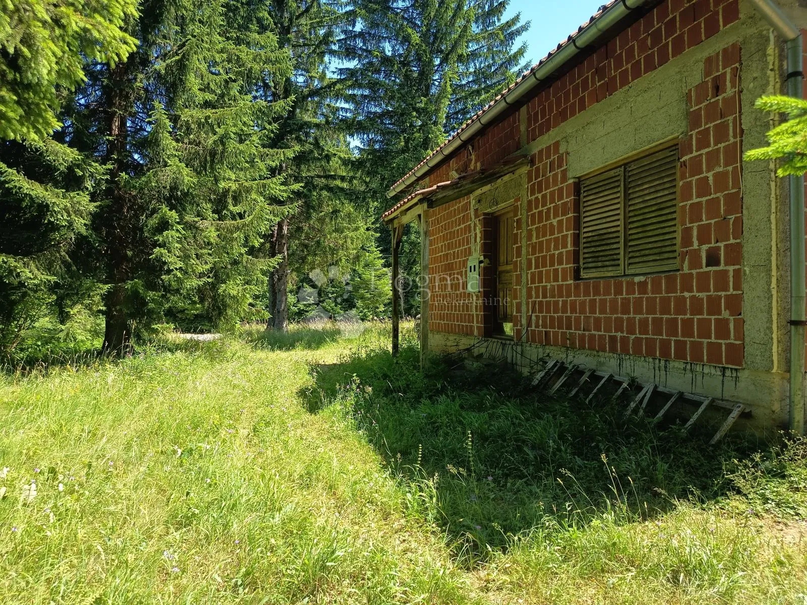 kuća s dvorištem + građ. parcela 700m2 - slika 10