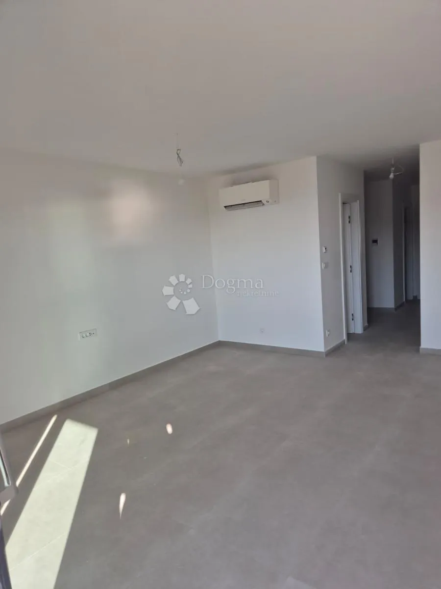 novogradnja – moderan stan (s8) s balkonima i pogledom na more, manje od 150 m od plaže – okrug gornji - slika 4