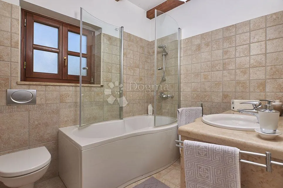 prekrasna kamena villa s bazenom sa panoramskim pogledom! - slika 26