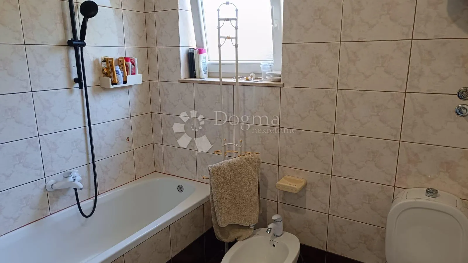novi vinodolski, prekrasan stan 120 m2, bazen, parking, prilika ! - slika 17
