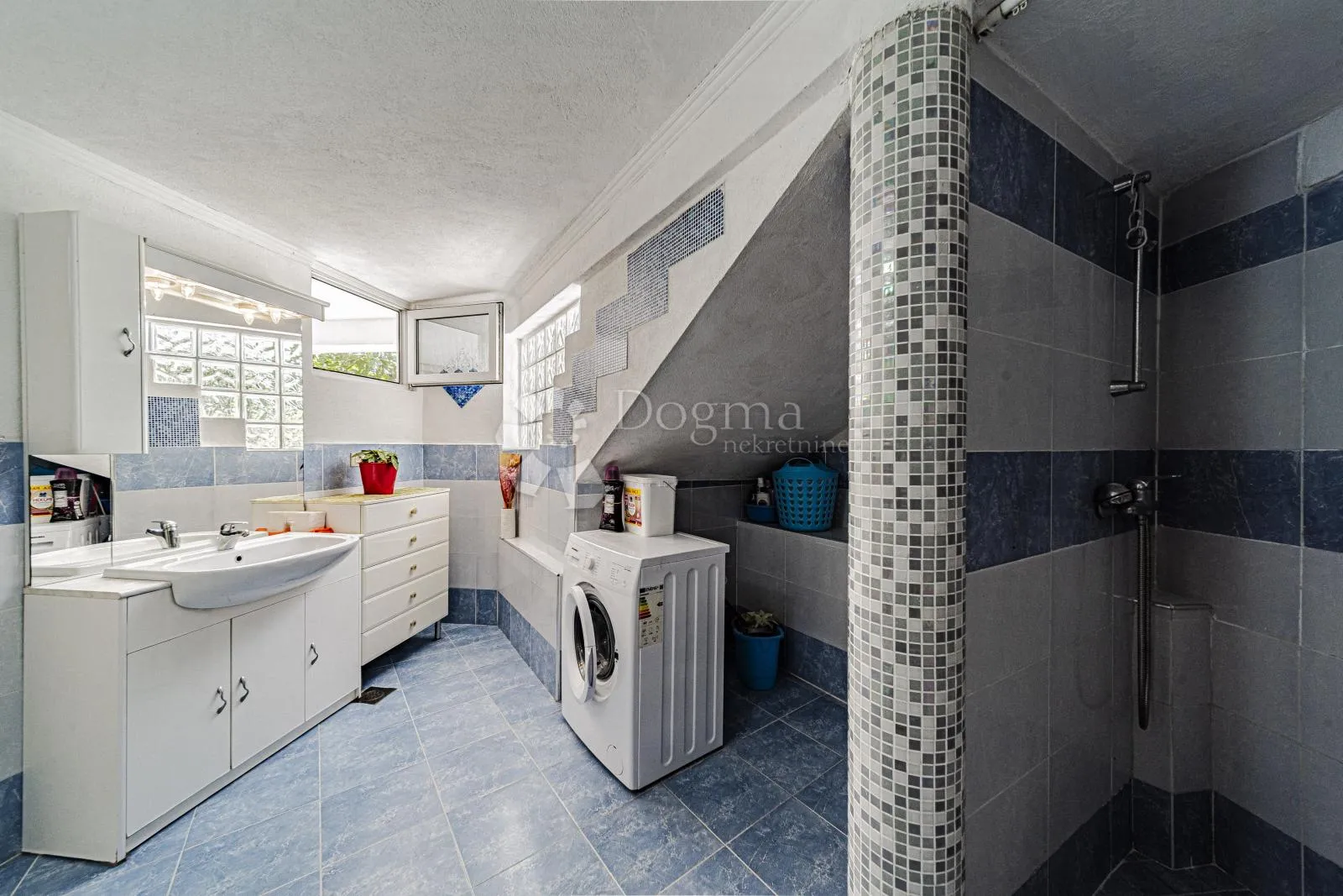 prvi red do mora: samoodrživa apartmanska vila s uhodanim poslovanjem – vela luka, korčula - slika 157