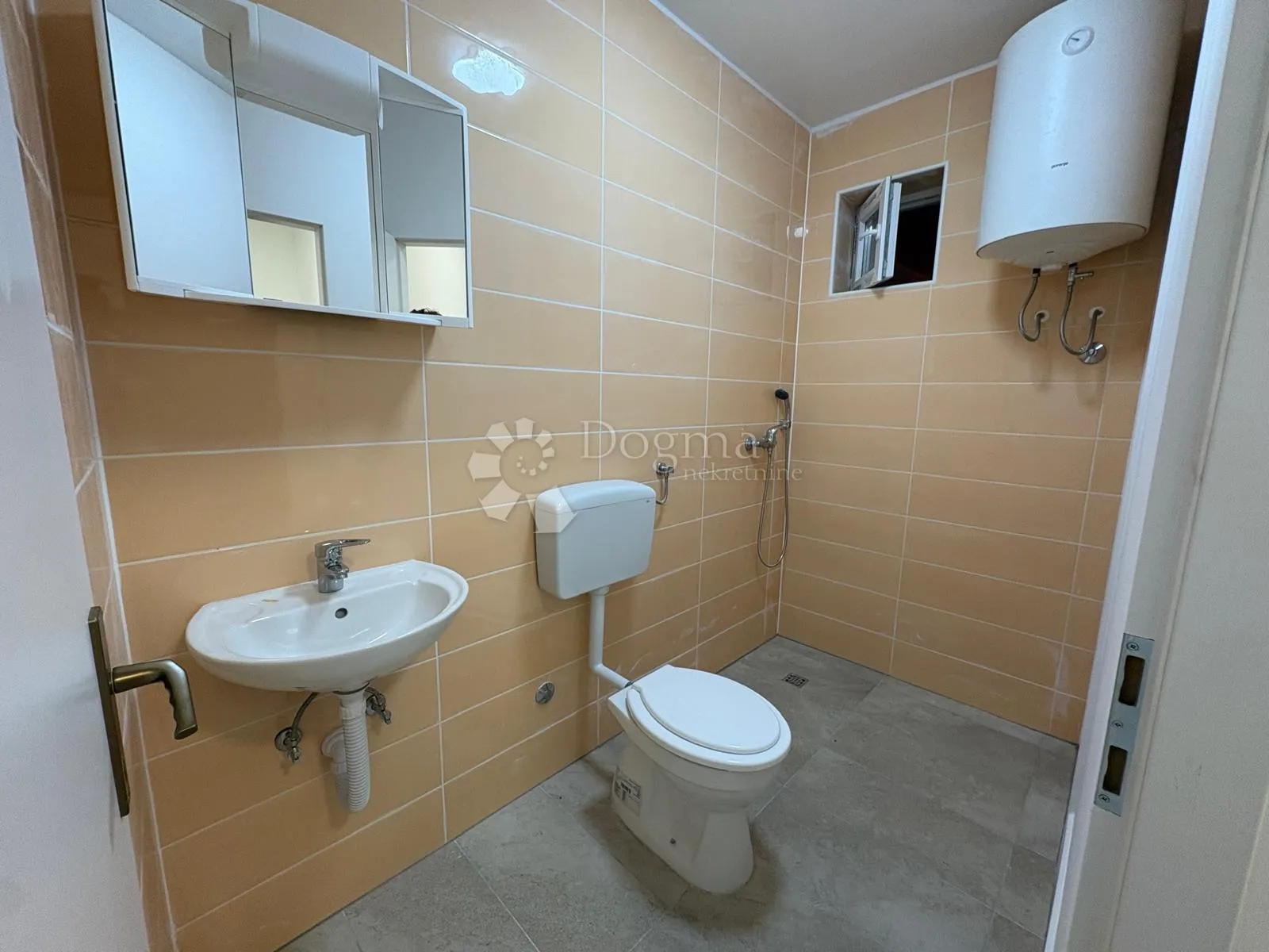 prostrana katnica u retfali – 291 m² s dvorištem - slika 15