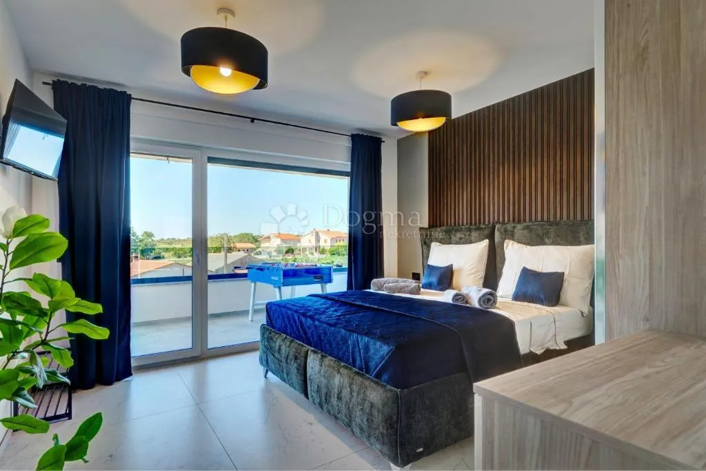 moderna villa s bazenom, saunom i jacuzzijem - slika 18