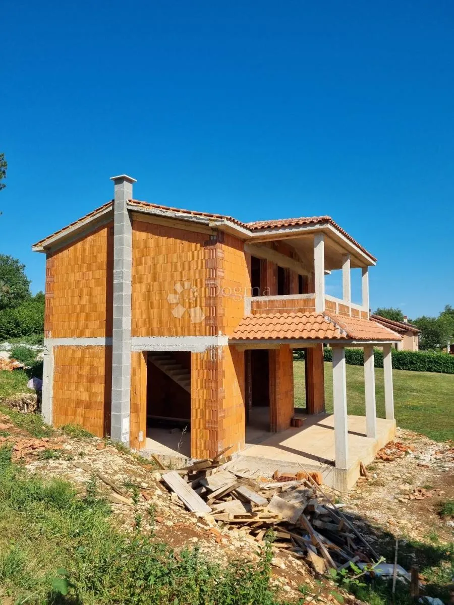 roh bau kuća s bazenom, 150 m², parcela 911 m² - slika 2