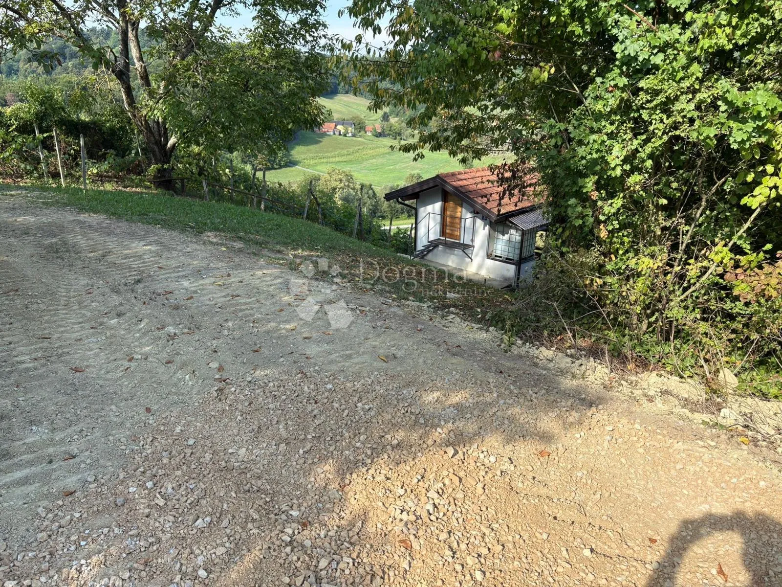šarmantna vikend kućica s velikom okućnicom, privatnošću i vlastitim izvorima energije i vode - slika 14