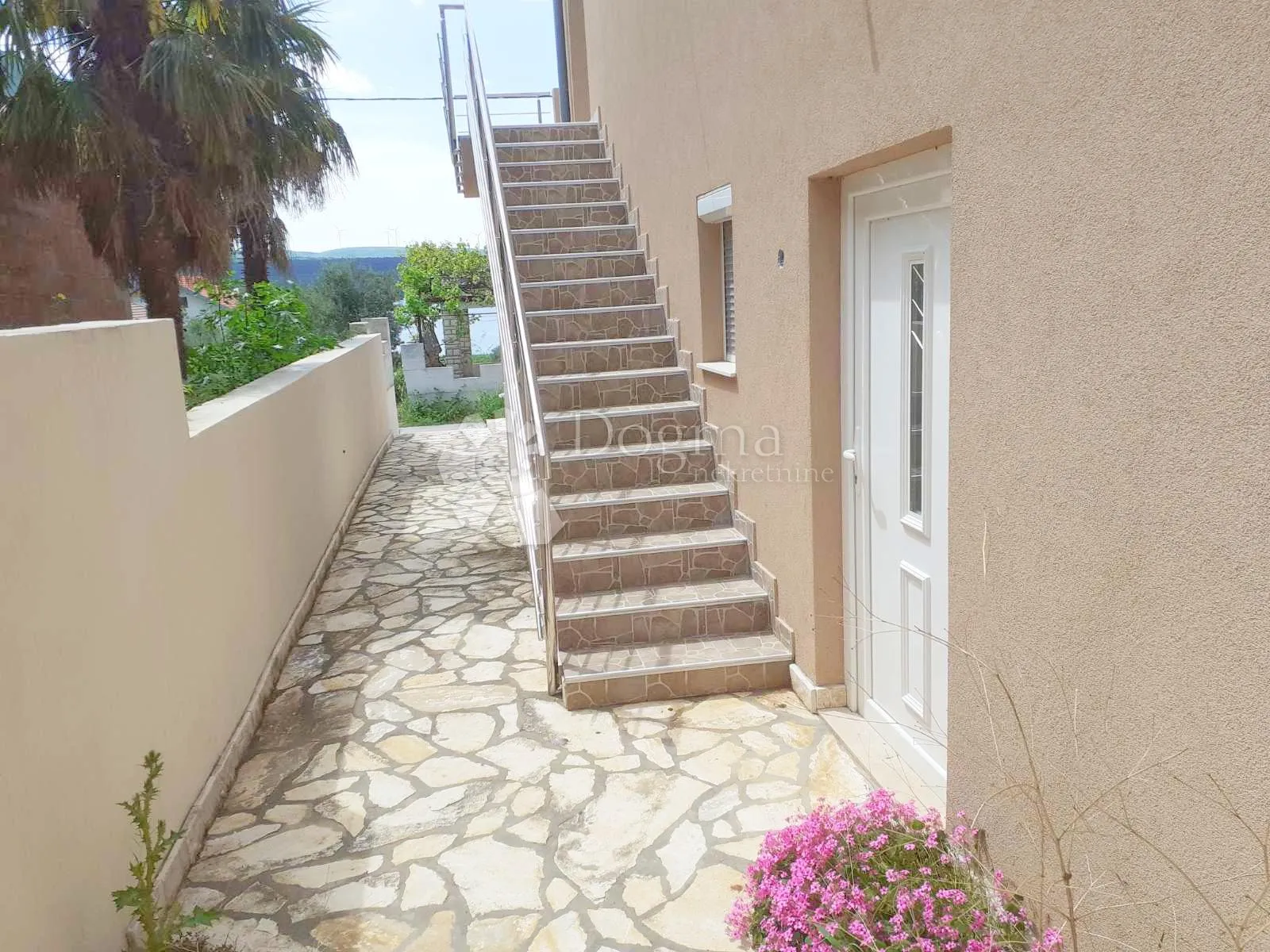 prodaja kuće 80m od mora, 6 apartmana - slika 6