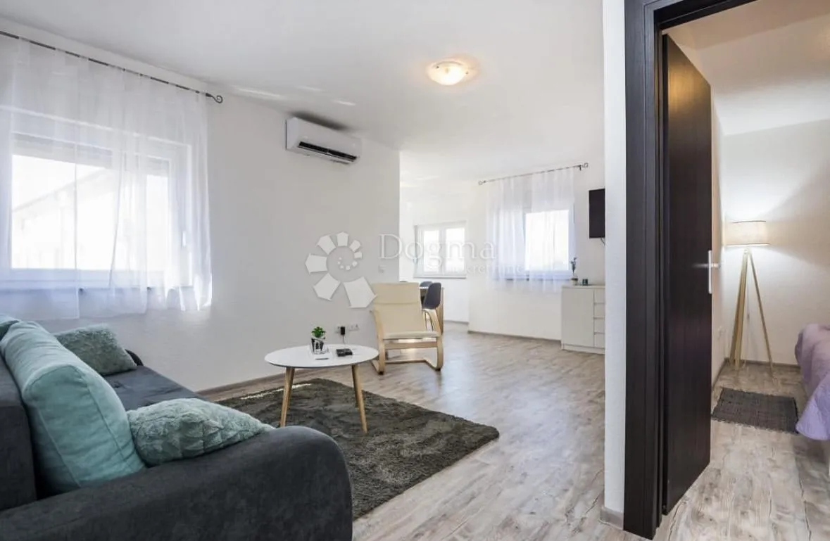 prodaje se kat kuće s dva moderno namještena apartmana centar vira - slika 11