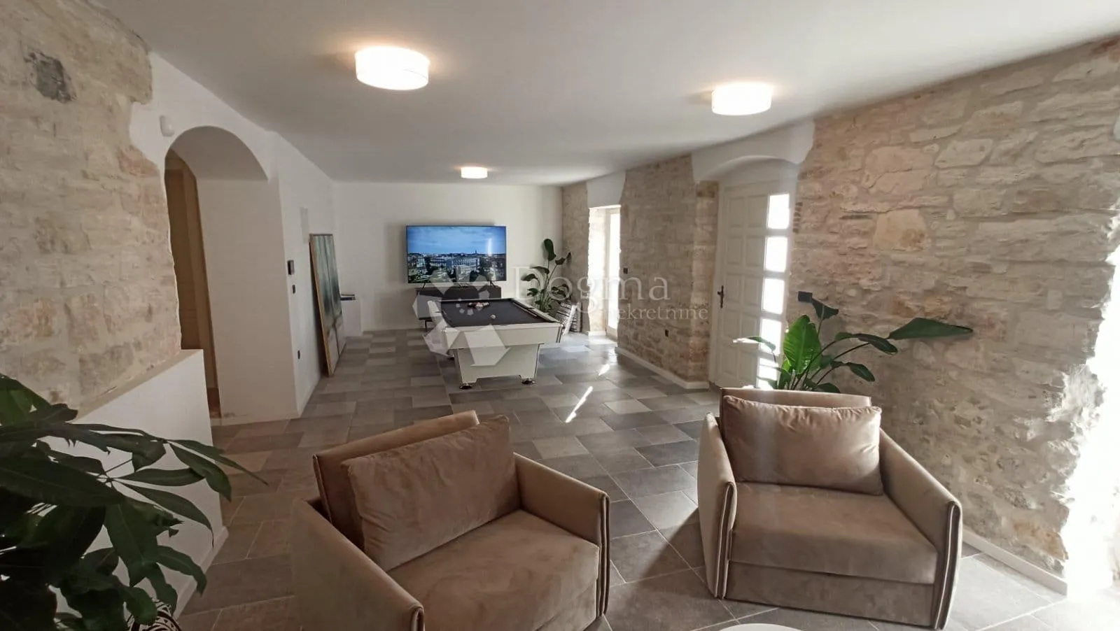 potpuno renovirana austrougarska villa u srcu pule - slika 23