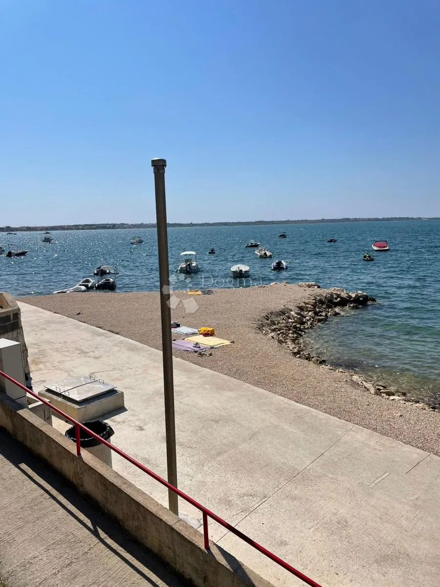 prekrasna kuća u vrsima – samo 30 m od mora! - slika 13