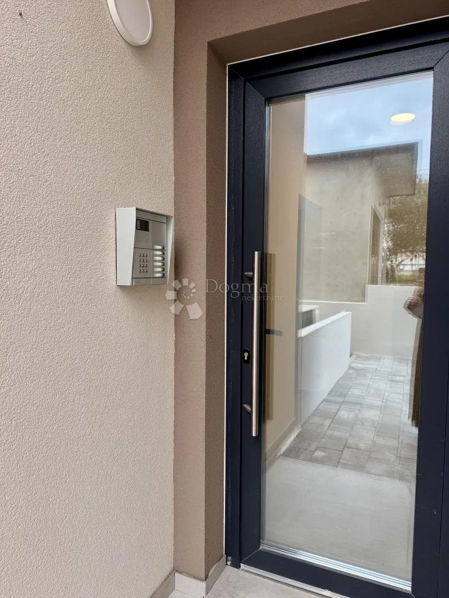 zadar – prizemni stan s vrtom i 2 parkinga - slika 24