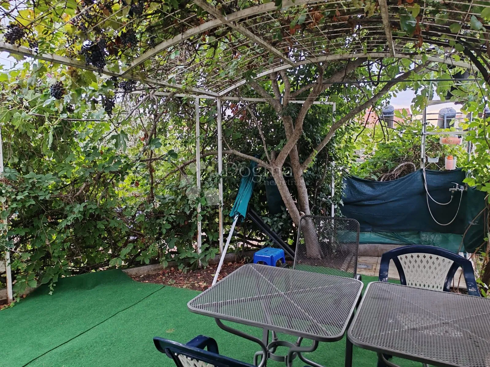 vodice-srima apartman 2.red od mora, privatni vrt+pm - slika 10