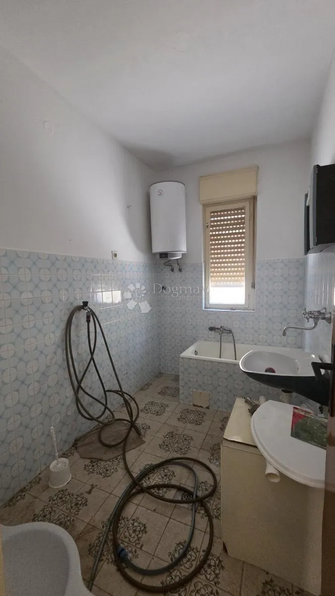 kuća sa dva stana i okućnicom - slika 12