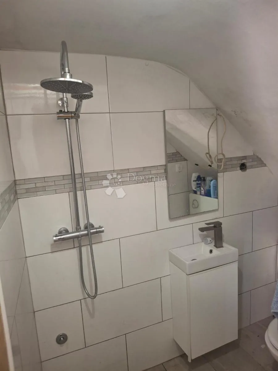 apartman s prostranom terasom koja pruža pogled na more - slika 9