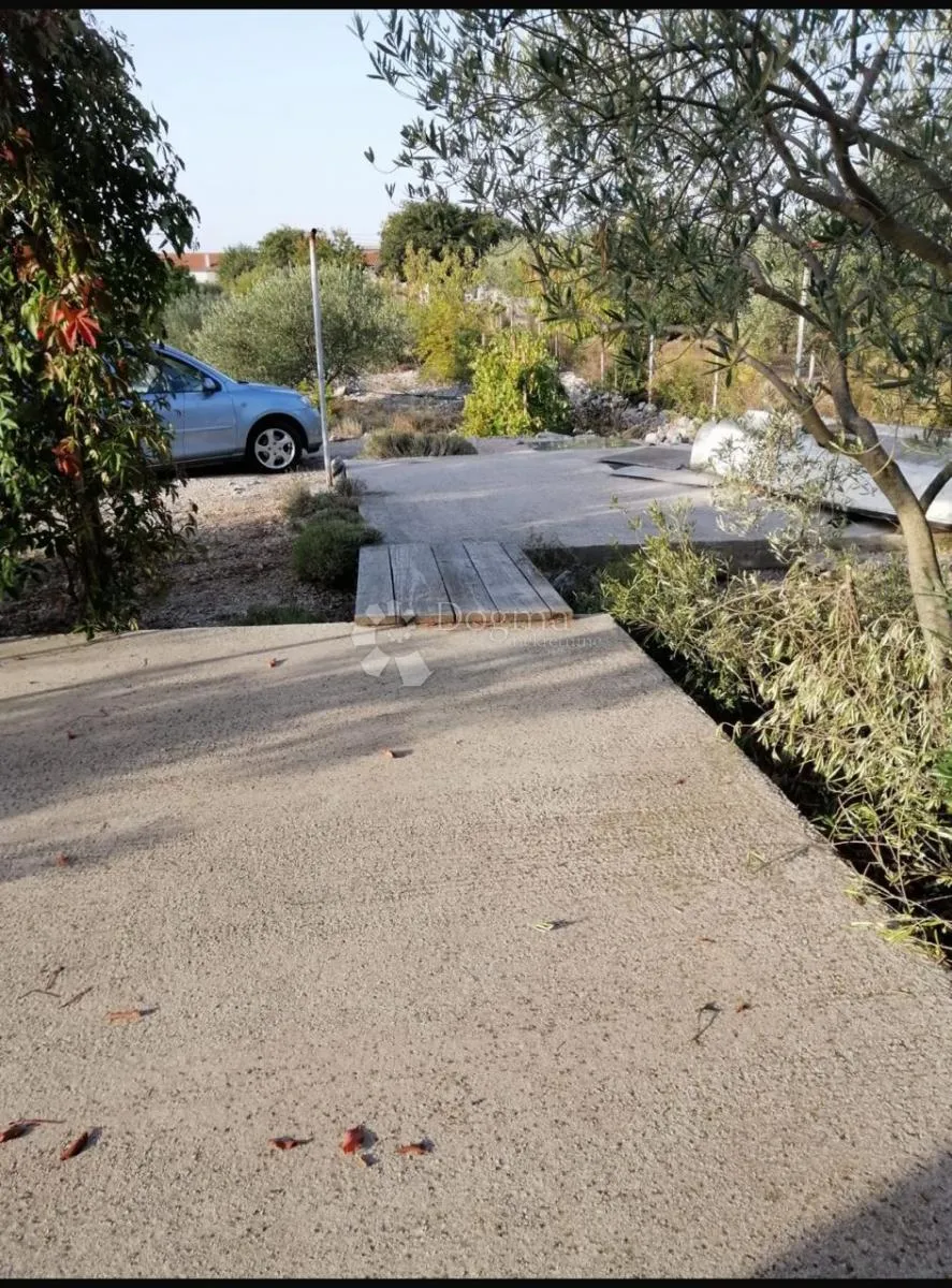 kuća s velikim građevinskim zemljištem – čista velika (vodice) - slika 3
