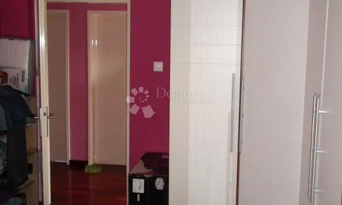 stan sa garažom na 1.katu kuće, brda - slika 9