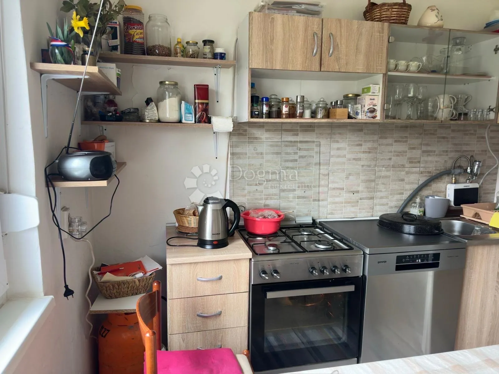 kuća s 2 stana 2 pomoćna objekta i 3000 m2 vrta - slika 10